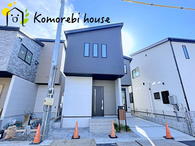 大宮指扇South side　新築一戸建て　グリーンガーデン　Nの外観|モノトーンの外観は、洗練されたデザインと落ち着きのある雰囲気を両立。シンプルだからこそ、日々の暮らしの中で光や影が美しく映え、住む人の心に安らぎをもたらします。