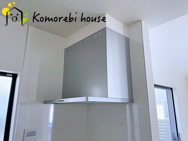 大宮指扇South side　新築一戸建て　グリーンガーデン　Nのキッチン|吸引力の高いレンジフードが煙や匂いを素早く排出。揚げ物や炒め物も気兼ねなくでき、リビングに匂いを残しません。