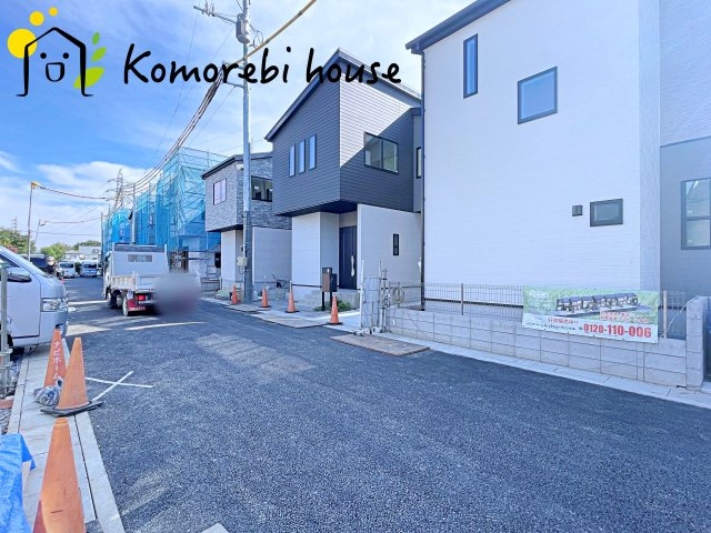 大宮指扇South side　新築一戸建て　グリーンガーデン　Nの前面道路含む現地写真|分譲地内の交通量少なめの道路沿い。小さなお子さまのいるご家庭も安心して暮らせる、穏やかな住環境です。