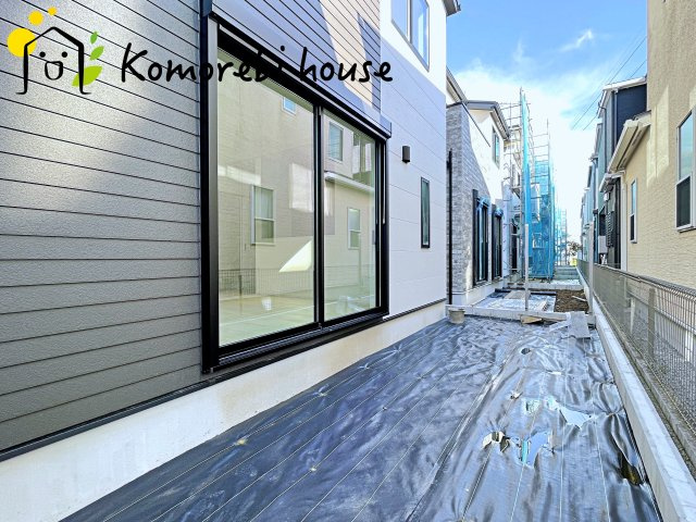 大宮指扇South side　新築一戸建て　グリーンガーデン　Nの庭|防草シートで雑草が生えるのを防ぎます。普段は自転車置き場や家事スペースとして活躍し、見た目と実用性を兼ね備えた外構です。