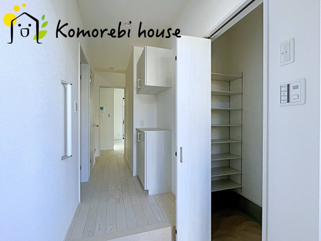 大宮指扇South side　新築一戸建て　グリーンガーデン　Nの玄関|明るく使いやすい玄関で、家族の生活をスムーズに。収納や導線も配慮された万能空間です。