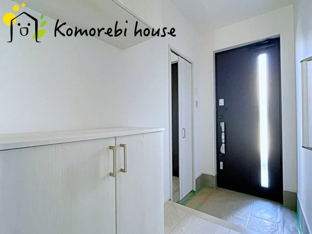 大宮指扇South side　新築一戸建て　グリーンガーデン　Nの玄関|玄関から快適な生活が始まる。収納・導線・使い勝手に配慮された、家族に優しい設計です。