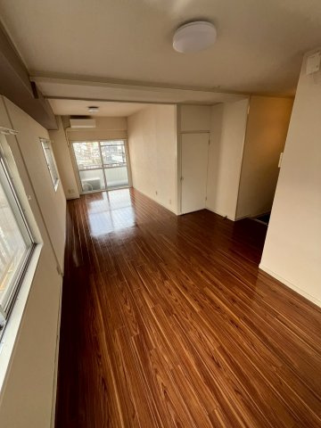 山田ビルの居間・リビング