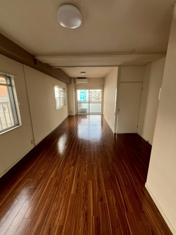 山田ビルの居間・リビング