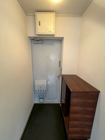 山田ビルの玄関