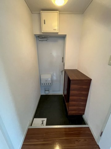 山田ビルの玄関