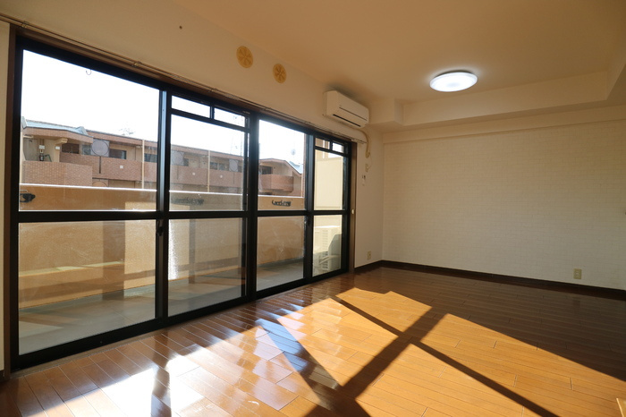 プラザハイツ二ツ屋A棟の居間・リビング