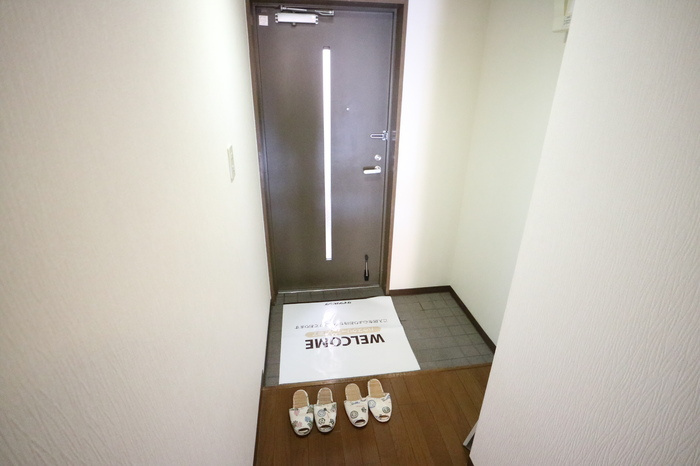 プラザハイツ二ツ屋A棟の玄関