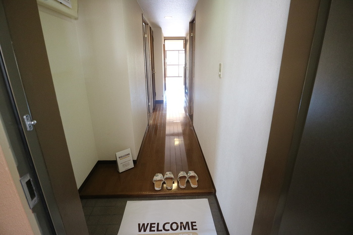 プラザハイツ二ツ屋A棟の玄関