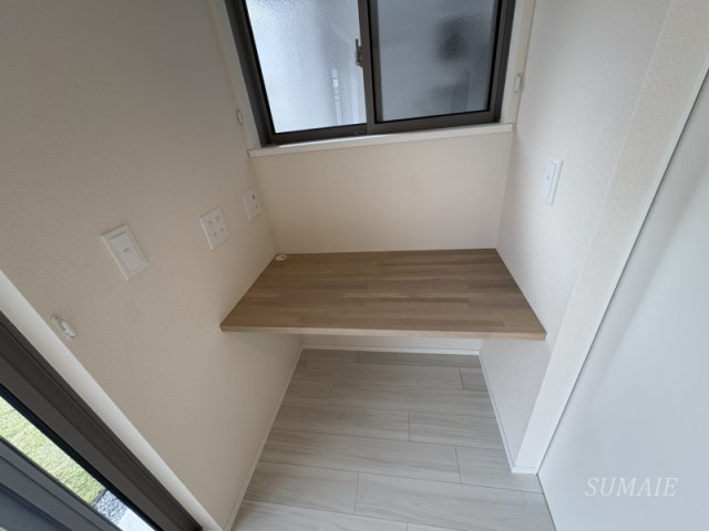 本一色三丁目戸建の内装|リビングに作業スぺース有り！