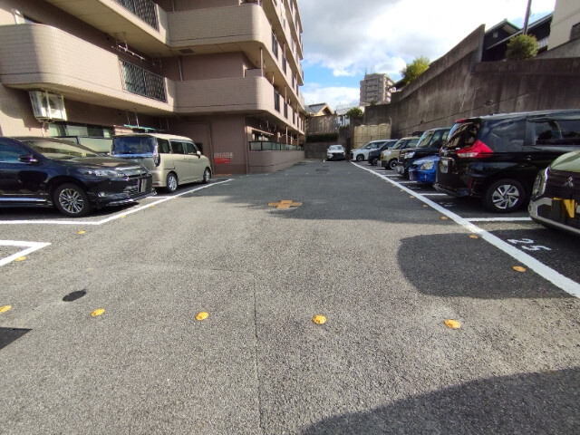 ユニーブル東岡崎の駐車場