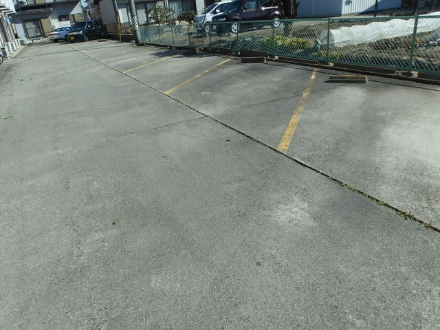 アーネスハイツ長尾の駐車場