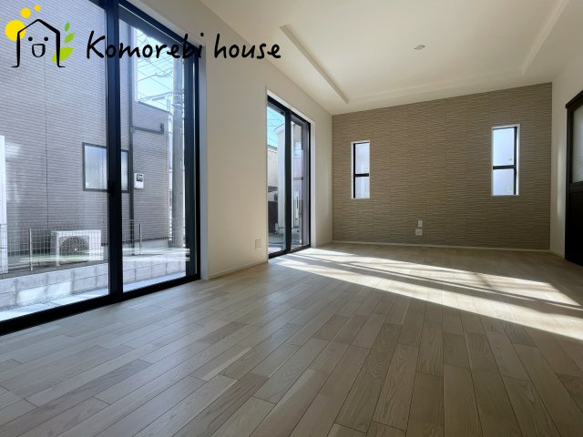 大宮指扇South side　新築一戸建て　グリーンガーデン　Oの居間・リビング|高く美しい折り上げ天井が、リビングに贅沢な開放感を演出。くつろぎと上質さを両立した空間です。