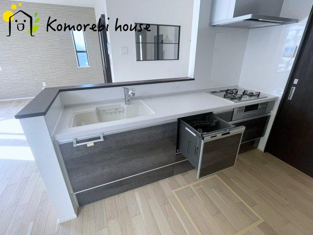 大宮指扇South side　新築一戸建て　グリーンガーデン　Oのキッチン|食洗機や浄水器を備えた多機能キッチン。広がりある空間で、家族と会話を楽しみながら料理ができるカウンターキッチンです。