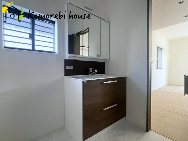 大宮指扇South side　新築一戸建て　グリーンガーデン　Oの独立洗面台|三面鏡の裏にたっぷりと収納スペースを確保した機能的な洗面台。身支度のしやすさと実用性を兼ね備え、朝の忙しい時間をさりげなくサポートします。