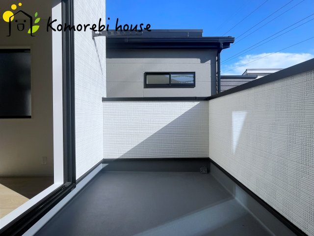 大宮指扇South side　新築一戸建て　グリーンガーデン　Oのバルコニー|南向きのバルコニーは一日を通して陽当たりがよく、洗濯物もふっくら乾きます。家族の生活リズムに寄り添う、明るく使いやすいスペースです。