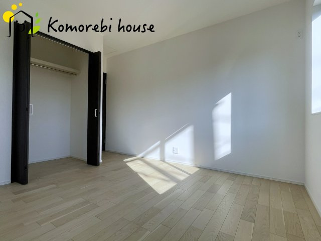 大宮指扇South side　新築一戸建て　グリーンガーデン　Oの子供部屋|日当たりがよく、机に向かう時間も自然とはかどる子ども部屋。寝る・学ぶ・遊ぶがコンパクトにまとまり、毎日の“小さな成長”を見守る空間です。