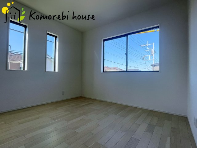 大宮指扇South side　新築一戸建て　グリーンガーデン　Oの洋室|最近の新築住宅は窓まわりの性能が大きく進化しています。複層ガラスに、樹脂とアルミを組み合わせた断熱性の高いハイブリッドサッシを採用。