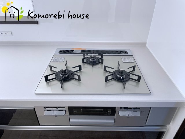 大宮指扇South side　新築一戸建て　グリーンガーデン　Oのキッチン|同時調理が叶う3口コンロと便利なグリル付き。忙しい朝のお弁当作りも、夕食の複数メニューもスムーズにこなせる頼れる設備です。