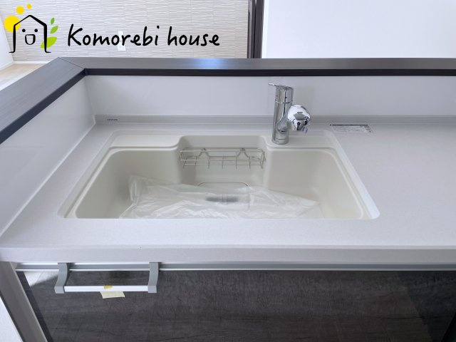 大宮指扇South side　新築一戸建て　グリーンガーデン　Oのキッチン|浄水器一体型で、いつでも美味しいお水がそのまま使えるキッチンシンク。料理やコーヒーづくり、炊飯にも安心して利用でき、毎日の食卓が少し豊かに。