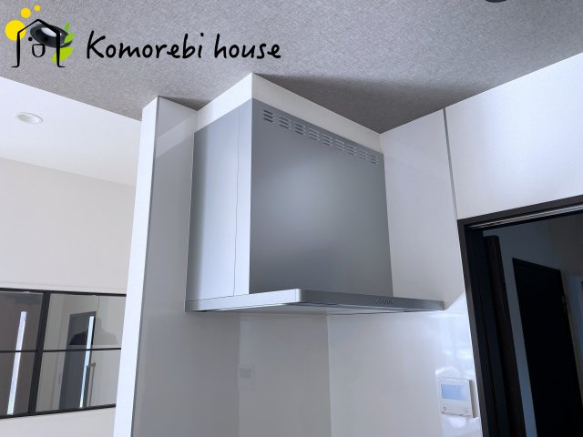 大宮指扇South side　新築一戸建て　グリーンガーデン　Oのキッチン|吸引力の高いレンジフードが煙や匂いを素早く排出。揚げ物や炒め物も気兼ねなくでき、リビングに匂いを残しません。