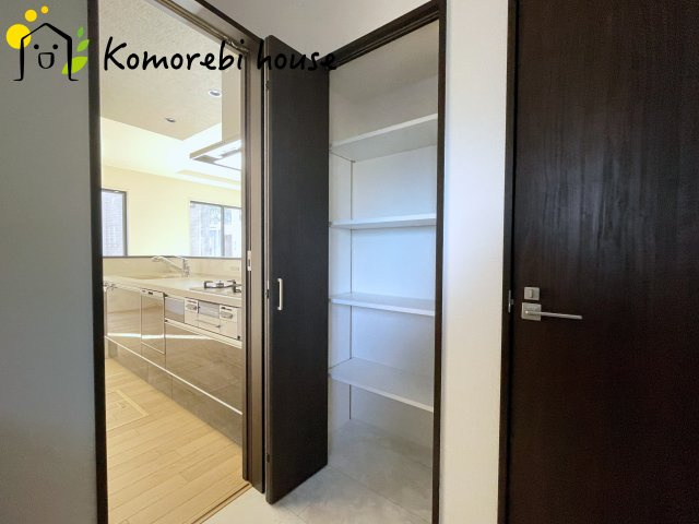 大宮指扇South side　新築一戸建て　グリーンガーデン　Oの収納|パントリーや収納付きで、キッチン周りがいつもスッキリ。家事の効率もアップする便利な空間です。