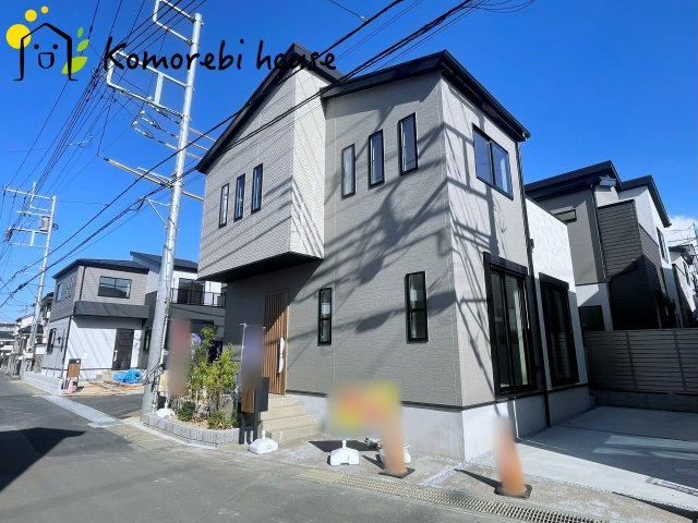 大宮指扇South side　新築一戸建て　グリーンガーデン　Oの外観|明るい色合いで統一された外観が魅力の新築住宅。シンプルながら存在感があり、帰宅時に気分が上がるデザインです。周辺環境とも調和し、落ち着いた街並みに映える一邸です。