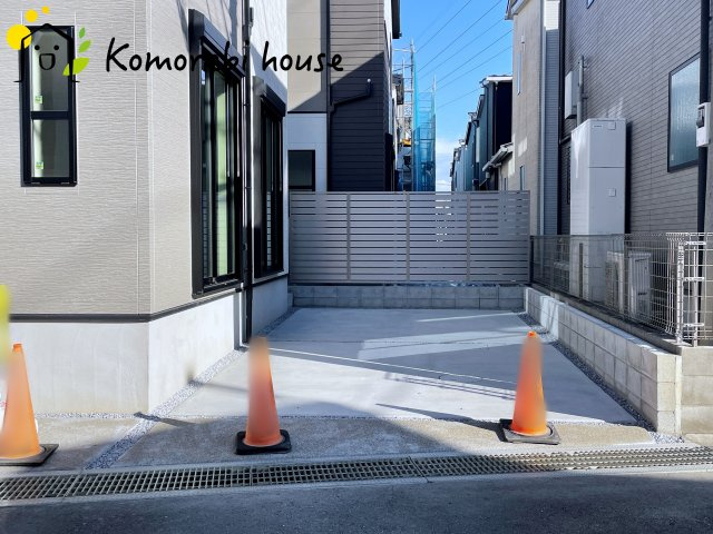 大宮指扇South side　新築一戸建て　グリーンガーデン　Oの駐車場|車1台がしっかり収まる駐車スペース付き。荷物の積み下ろしもスムーズで日常のストレスを軽減します。