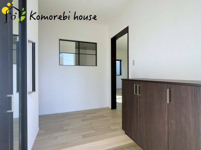 大宮指扇South side　新築一戸建て　グリーンガーデン　Oの玄関|明るく使いやすい玄関で、家族の生活をスムーズに。収納や導線も配慮された万能空間です。
