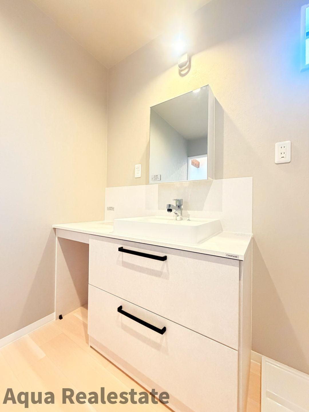 高松市仏生山町　Ｄ号地モデルハウスの独立洗面台|独立洗面台あり、毎朝おしゃれに忙しい女性の方におすすめです