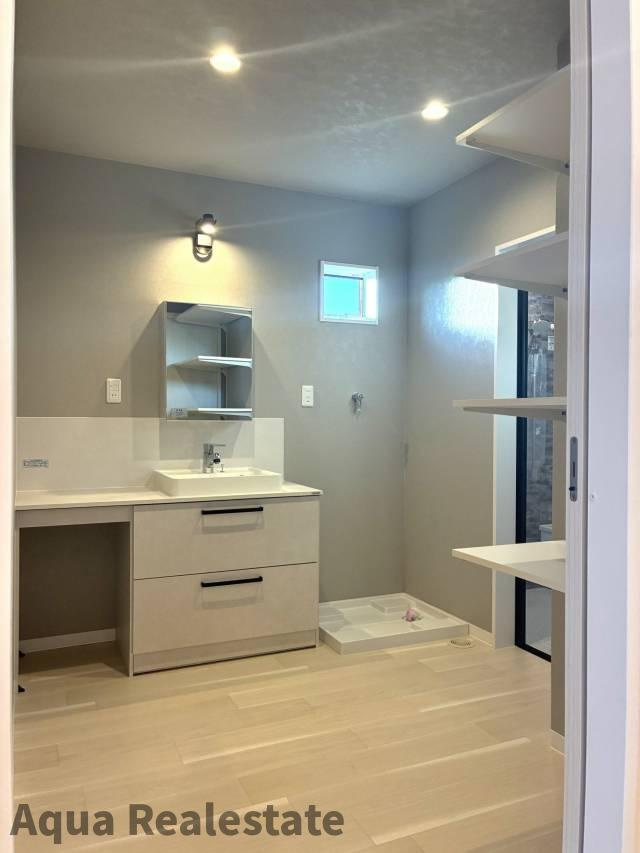 高松市仏生山町　Ｄ号地モデルハウスの独立洗面台|独立洗面台、小物を置くことができて便利です