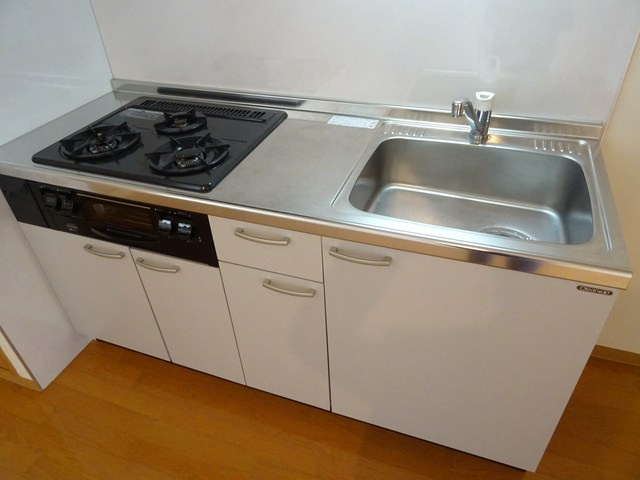 エバーパティオＨＡのキッチン|３口のシステムキッチンです