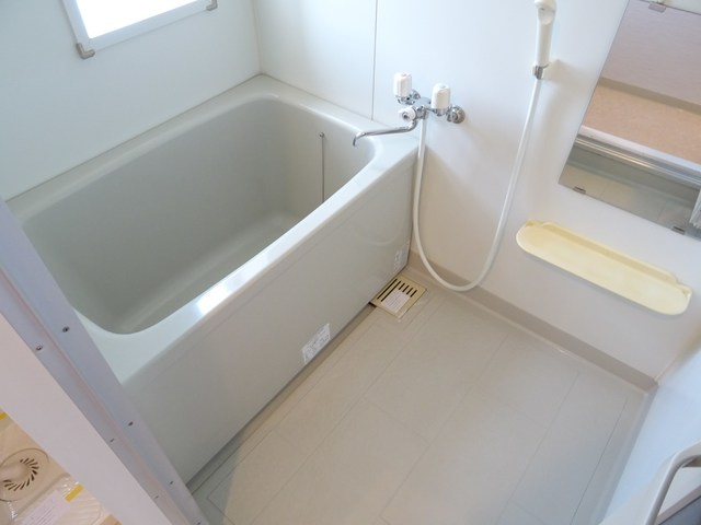 エバーパティオＨＡの浴室|窓があり、露天気分が味わえます