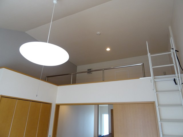 エバーパティオＨＡの居間・リビング|天井高く広々空間