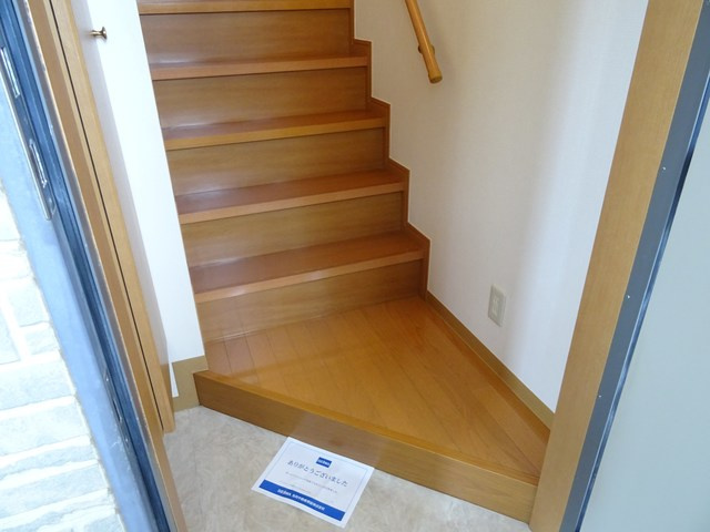 エバーパティオＨＡの玄関|内階段です