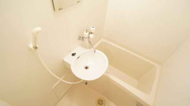 レオパレスＳＯＬＵＴＩＯＮＳの浴室|雨の日に便利な浴室乾燥機能付き♪