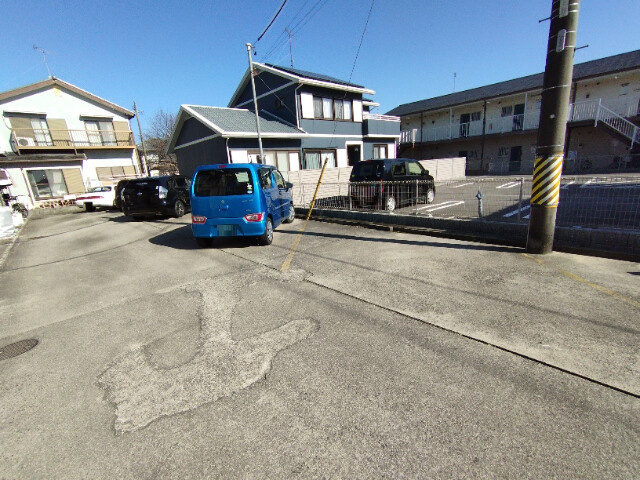 アーネスハイツ本田の駐車場