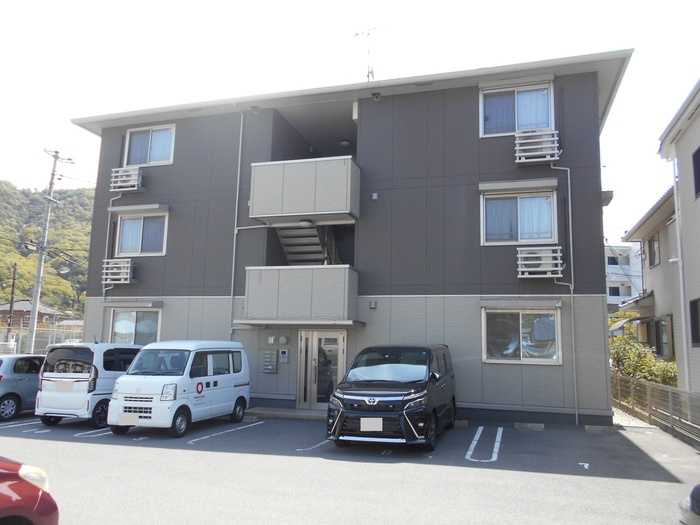 クレール古新開の駐車場