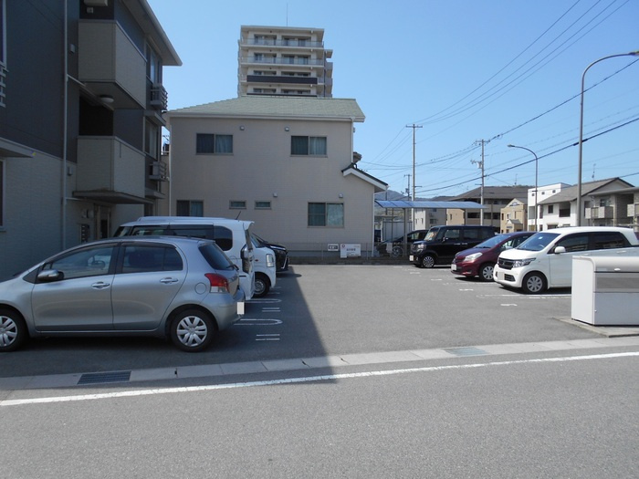 クレール古新開の駐車場