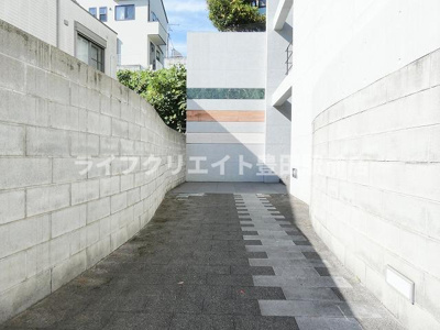 【エントランス】 | ラ・テラス・トリコロール | ※修繕前写真です。