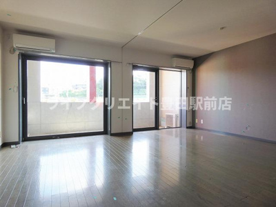 【居間・リビング】 | ラ・テラス・トリコロール | ※修繕前写真です。