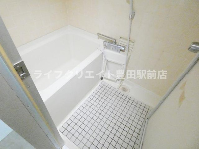 【浴室】 | ラ・テラス・トリコロール | ※修繕前写真です。