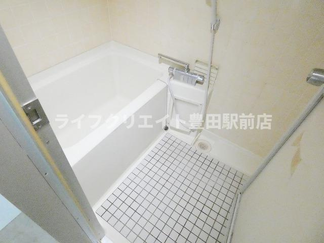 【浴室】 | ラ・テラス・トリコロール | ※修繕前写真です。