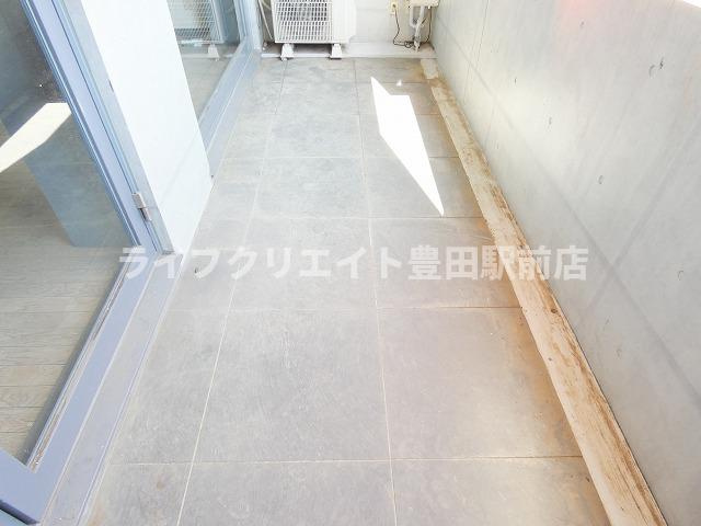 【バルコニー】 | ラ・テラス・トリコロール | ※修繕前写真です。