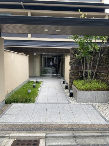 リソシエラグジェ御所西のエントランス