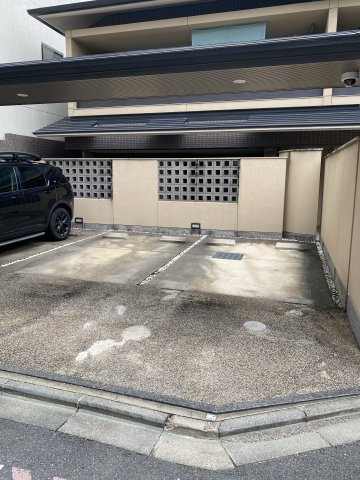 リソシエラグジェ御所西の駐車場