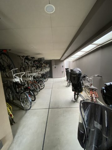 リソシエラグジェ御所西の駐輪場