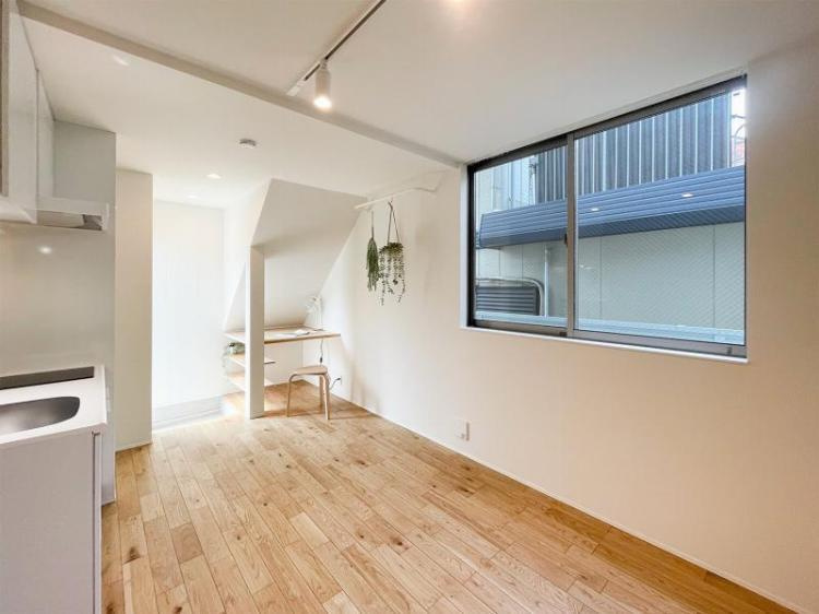 グランエッグス用賀　築浅　ネット無料　デザイナーズの居間・リビング