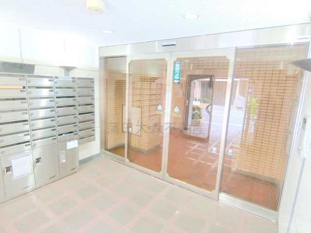 ベルサイユ池上第3のエントランス|オートロックと宅配ボックス付きのエントランス