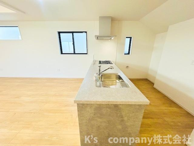 茅ヶ崎市平和町　新築戸建　2号棟のキッチン|リビングにいるご家族を感じながらお料理ができるカウンターキッチン☆